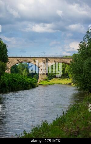 Viaduc ferroviaire sur la rivière Neisse près de Zittau reliant la Pologne et l'Allemagne Banque D'Images