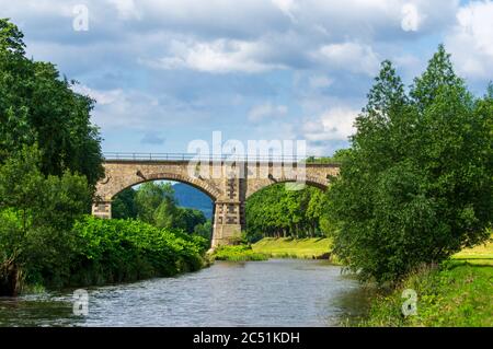 Viaduc ferroviaire sur la rivière Neisse près de Zittau reliant la Pologne et l'Allemagne Banque D'Images