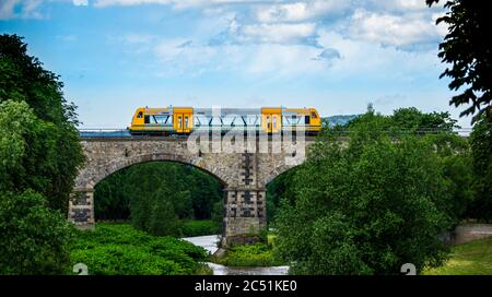 Train de 'trilex' (Laenderbahn GmbH) traversant le viaduc ferroviaire traversant la rivière Neisse près de Zittau à la frontière allemande-tchèque Banque D'Images