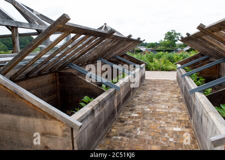 Plaque de légumes en bois carrée dans un beau jardin de campagne dans le Somerset. Banque D'Images