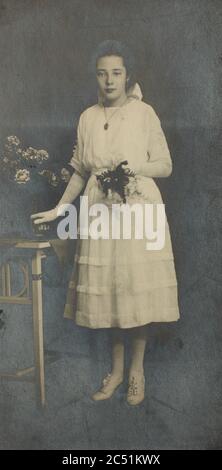 Frau, carte de visite, un type de petite photographie qui a été breveté en 1854, chaque photo était de la taille d'une carte de visite, et ces cartes de photographie ont été communément échangées entre amis et visiteurs dans les années 1860 / Visitformat, carte de visite, auf Karton fixierte Fotografie im format ab ca. 6 × 9 cm, env. 1860 wurde die carte de visite sehr populär und trug wesentlich zur Verbreitung der Fotografie bei. Banque D'Images