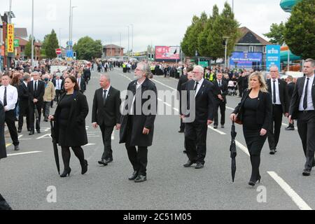 Belfast, Irlande du Nord, Royaume-Uni. 30 juin 2020. Sinn Fein (de gauche à droite) la présidente Mary Lou McDonald, l'ancien chef Gerry Adams et Michelle O'Neill suivent les bourneurs républicains irlandais pour les funérailles de Bobby Story à Andersonstown, dans l'ouest de Belfast, pour les funérailles de l'ancien combattant républicain Bobby Story, décédé la semaine dernière en Angleterre. Des milliers de personnes ont bordés les rues mardi alors que les funérailles ont eu lieu sur l'ancienne figure de l'IRA, qui s'est rendue de sa maison d'Andersonstown à la chapelle de St.Agnes, à l'ouest de Belfast. Crédit: Irish Eye/Alay Live News crédit: Irish Eye/Alay Live News Banque D'Images