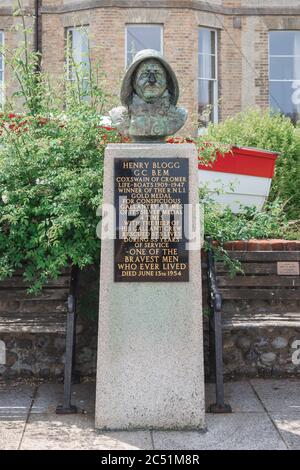 Henry Blogg, vue du mémorial de Cromer à Henry Blogg, coxswain de longue date du bateau de sauvetage RNLI de la ville au début du XXe siècle, Norfolk, Royaume-Uni. Banque D'Images