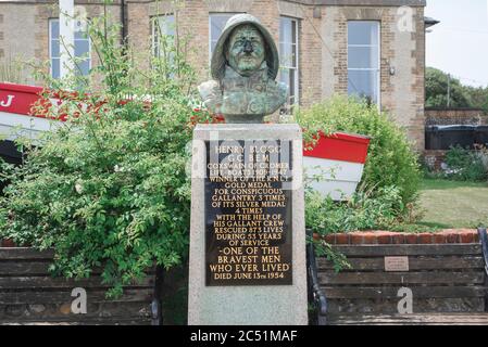 Henry Blogg, vue du mémorial de Cromer à Henry Blogg, coxswain de longue date du bateau de sauvetage RNLI de la ville au début du XXe siècle, Norfolk, Royaume-Uni. Banque D'Images