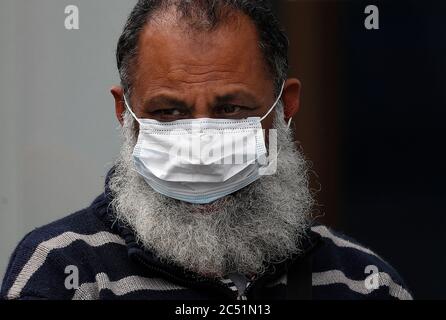 Leicester, Leicestershire, Royaume-Uni. 30 juin 2020. Un homme fait la queue devant une banque HSBC après que le gouvernement ait imposé le premier confinement local du coronavirus UkÕs. Le secrétaire à la Santé Matt Hancock a déclaré que la ville de Òthe avait 10% de tous les cas positifs de Covid-19 dans le pays au cours de la semaine dernière. Credit Darren Staples/Alay Live News. Banque D'Images