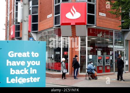 Leicester, Leicestershire, Royaume-Uni. 30 juin 2020. Les clients font la queue devant une banque de Santander après que le gouvernement a imposé le premier confinement local du coronavirus UkÕs. Le secrétaire à la Santé Matt Hancock a déclaré que la ville de Òthe avait 10% de tous les cas positifs de Covid-19 dans le pays au cours de la semaine dernière. Credit Darren Staples/Alay Live News. Banque D'Images