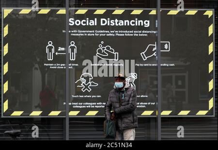 Leicester, Leicestershire, Royaume-Uni. 30 juin 2020. Un homme se tient à l'extérieur d'un magasin fermé de Sports Direct après que le gouvernement a imposé le premier confinement local du coronavirus UkÕs. Le secrétaire à la Santé Matt Hancock a déclaré que la ville de Òthe avait 10% de tous les cas positifs de Covid-19 dans le pays au cours de la semaine dernière. Credit Darren Staples/Alay Live News. Banque D'Images