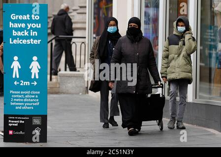 Leicester, Leicestershire, Royaume-Uni. 30 juin 2020. Une promenade familiale dans le centre-ville après que le gouvernement a imposé le premier confinement local du coronavirus UkÕs. Le secrétaire à la Santé Matt Hancock a déclaré que la ville de Òthe avait 10% de tous les cas positifs de Covid-19 dans le pays au cours de la semaine dernière. Credit Darren Staples/Alay Live News. Banque D'Images