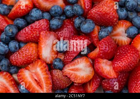 Une photo plein cadre regardant sur un bol de fraises et de bleuets Banque D'Images