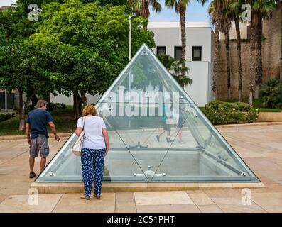 Touristes regardant à travers le verre lieu d'observation des vestiges romains dans Calle Alcazabilla, Malaga, Andalousie, Espagne Banque D'Images