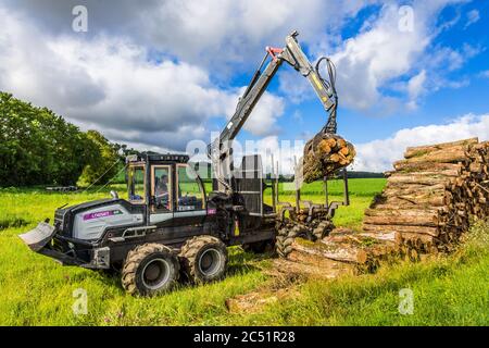 Logset 6F GT transitaire tout-terrain apportant des grumes de la forêt à l'accès au bord de la route - sud-Touraine, France. Banque D'Images