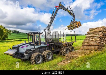 Logset 6F GT transitaire tout-terrain apportant des grumes de la forêt à l'accès au bord de la route - sud-Touraine, France. Banque D'Images