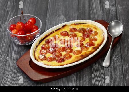 clafoutis de cerise traditionnel, contient des fosses de cerises Banque D'Images