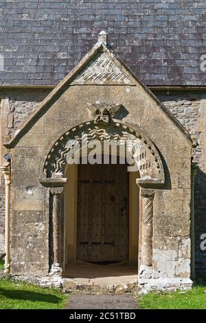 Sculptures et décoration ornementales autour du porche d'entrée de la vieille église de St Andrews à Holcombe, Radstock, Somerset, Angleterre, Royaume-Uni Banque D'Images