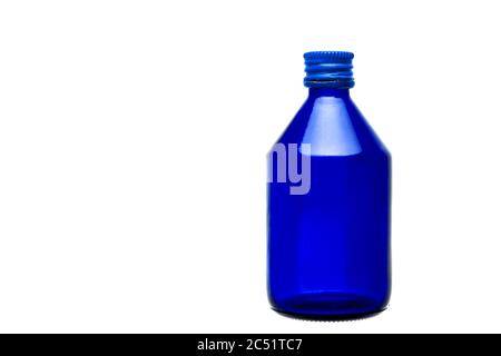flacon en verre bleu avec alcool médical pour la désinfection avec un bouchon métallique isolé sur fond blanc avec espace de copie. Banque D'Images