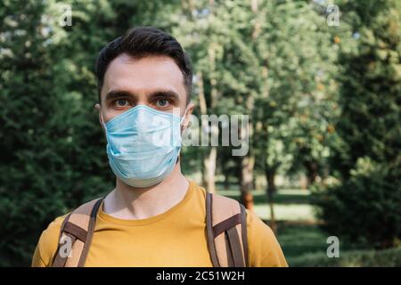 Portrait d'un jeune homme portant un masque médical pour se protéger de l'infection par le coronavirus. Quarantaine, virus, rester sûr concept Banque D'Images