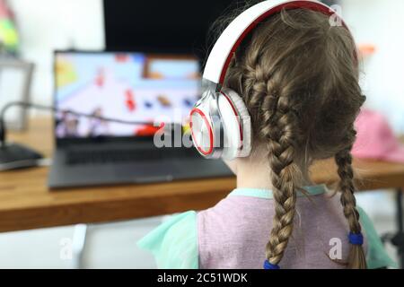 Enfant jouant à un jeu sur ordinateur Banque D'Images