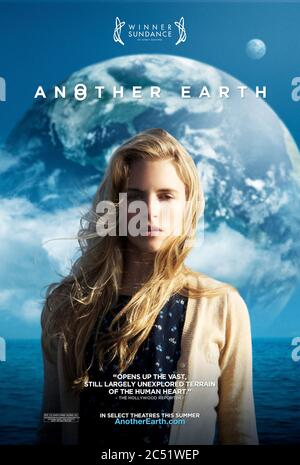 Une autre Terre (2011) dirigée par Mike Cahill et mettant en vedette Brit Marling, William Mapother et Matthew-Lee Erlbach. Une mystérieuse planète Terre apparaît dans le ciel avec des conséquences de grande portée dans ce film indépendant bien conçu. Banque D'Images