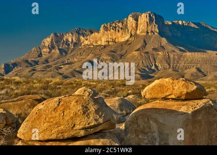 Rochers de calcaire, escarpement occidental des montagnes Guadalupe au coucher du soleil, désert de Chihuahuan, parc national des montagnes Guadalupe, Texas, États-Unis Banque D'Images