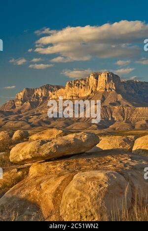 Rochers de calcaire, escarpement occidental des montagnes Guadalupe au coucher du soleil, désert de Chihuahuan, parc national des montagnes Guadalupe, Texas, États-Unis Banque D'Images