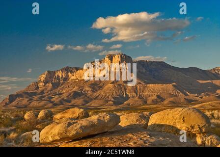 Rochers de calcaire, escarpement occidental des montagnes Guadalupe au coucher du soleil, désert de Chihuahuan, parc national des montagnes Guadalupe, Texas, États-Unis Banque D'Images