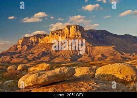 Rochers de calcaire, escarpement occidental des montagnes Guadalupe au coucher du soleil, désert de Chihuahuan, parc national des montagnes Guadalupe, Texas, États-Unis Banque D'Images