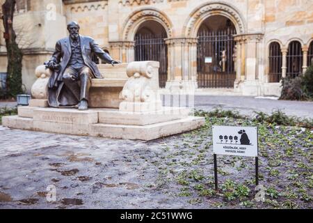 BUDAPEST, HONGRIE - janvier 2019 : statue d'Ignac Daranyi devant la chapelle de Jak dans le château de Vajdahunyad, dans le parc de la ville Banque D'Images