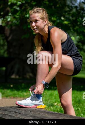 CARDIFF, ROYAUME-UNI. 24 juin 2020. L'athlète HokaOneOne et la athlète de Grande-Bretagne Jenny Nesbitt s'entraîne à Bute Park, Cardiff, pays de Galles. Photo de Matthew Lofthouse Banque D'Images