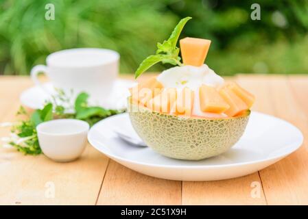 Melon Bingsu avec Lait condensé Sucré sur table en bois Banque D'Images