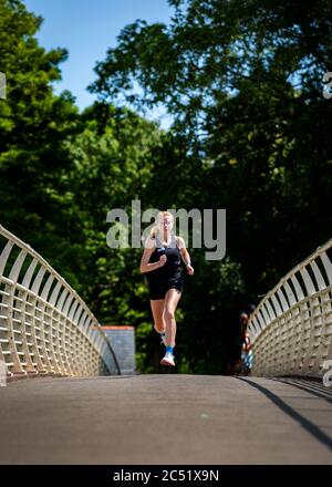 CARDIFF, ROYAUME-UNI. 24 juin 2020. L'athlète HokaOneOne et la athlète de Grande-Bretagne Jenny Nesbitt s'entraîne à Bute Park, Cardiff, pays de Galles. Photo de Matthew Lofthouse Banque D'Images