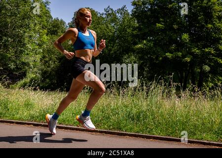 CARDIFF, ROYAUME-UNI. 24 juin 2020. L'athlète HokaOneOne et la athlète de Grande-Bretagne Jenny Nesbitt s'entraîne à Bute Park, Cardiff, pays de Galles. Photo de Matthew Lofthouse Banque D'Images