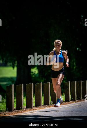 CARDIFF, ROYAUME-UNI. 24 juin 2020. L'athlète HokaOneOne et la athlète de Grande-Bretagne Jenny Nesbitt s'entraîne à Bute Park, Cardiff, pays de Galles. Photo de Matthew Lofthouse Banque D'Images