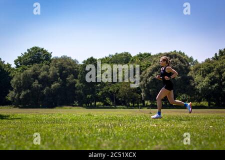 CARDIFF, ROYAUME-UNI. 24 juin 2020. L'athlète HokaOneOne et la athlète de Grande-Bretagne Jenny Nesbitt s'entraîne à Bute Park, Cardiff, pays de Galles. Photo de Matthew Lofthouse Banque D'Images