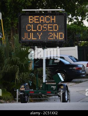 Fort Lauderdale, Floride, États-Unis. 29 juin 2020. Une vue générale d'un panneau qui indique « Plage fermée le 2 juillet » sur Deerfield Beach alors que les plages du sud de la Floride doivent fermer pour le quatrième week-end de juillet, la Floride signale une autre pointe record dans les cas de coronavirus, la vague Covid-19 de Floride montre que le plan de réouverture de l'État ne fonctionne pas le 29 juin. 2020 à Deerfield Beach, Floride. Crédit : Mpi04/Media Punch/Alay Live News Banque D'Images