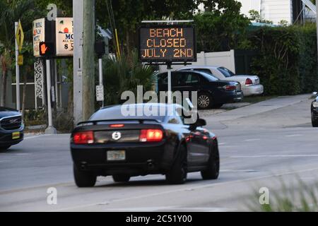 Fort Lauderdale, Floride, États-Unis. 29 juin 2020. Une vue générale d'un panneau qui indique « Plage fermée le 2 juillet » sur Deerfield Beach alors que les plages du sud de la Floride doivent fermer pour le quatrième week-end de juillet, la Floride signale une autre pointe record dans les cas de coronavirus, la vague Covid-19 de Floride montre que le plan de réouverture de l'État ne fonctionne pas le 29 juin. 2020 à Deerfield Beach, Floride. Crédit : Mpi04/Media Punch/Alay Live News Banque D'Images