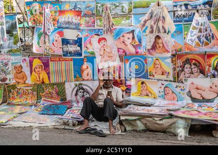 Nagpur, Maharashtra, Inde - Mars 2019: Portrait d'un Indien qui vend des affiches et des calanders colorés dans les rues de la ville de Nagpur. Banque D'Images