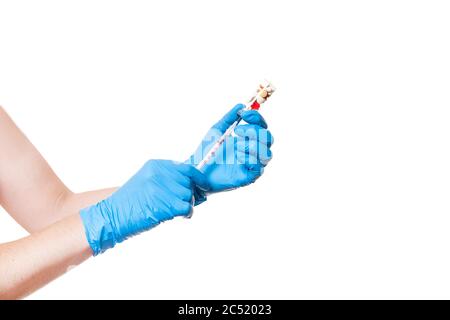 mains dans des gants médicaux bleus tenant un flacon en verre fuled avec un vaccin différents pilules un médicament dans la seringue d'injection, thème de concept médical gros plan Banque D'Images