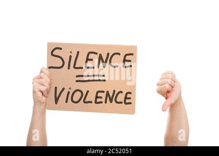 la protestation montre le pouce vers le bas et les mains tenant une affiche de carton avec le texte de message silence est violence isolée sur fond blanc, concept sur le Banque D'Images