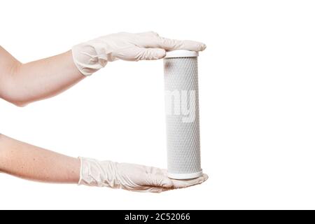 filtre à cartouche pour purification de l'eau potable maillage de carbone démontrer tenir dans les mains dans des gants stériles isolés sur un fond blanc avec une copie Banque D'Images