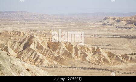 Mitzpe Ramon paysage sec de canyon dans le désert du Negev d'Israël. Banque D'Images