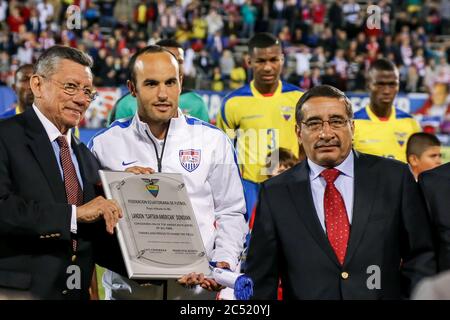 Hartford, Connecticut, 10 octobre 2014 : Landon Donovan #10 des États-Unis réagit alors qu'il reçoit un cadeau lors d'une cérémonie en son honneur Banque D'Images