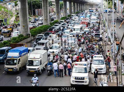 Mumbai, Inde. 29 juin 2020. Des véhicules sont coincés dans un embouteillage sur une autoroute près de Mumbai, Inde, le 29 juin 2020. Dimanche, la police de Mumbai a exhorté les gens à restreindre leurs déplacements en extérieur pour des activités essentielles dans un rayon de 2 km de leur maison afin de freiner la propagation de la COVID-19, le confinement dans la ville étant prolongé au-delà de juin 30. Crédit: STR/Xinhua/Alay Live News Banque D'Images