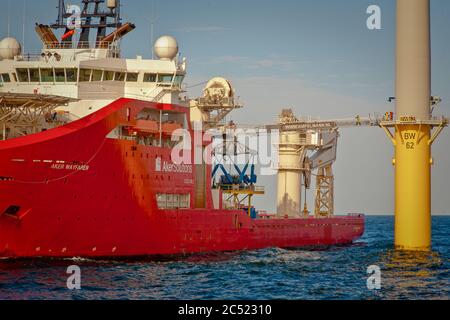 Station de maintien de navire de soutien offshore utilisant le positionnement dynamique, avec la passerelle à compensation de mouvement déployée Banque D'Images