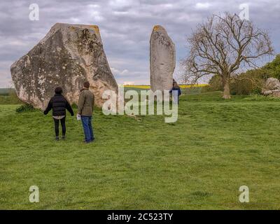 Wiltshire / R.-U. - 1er juin 2019 : les touristes examinent des pierres circulaires de henge de pierre à Avebury Henge Banque D'Images