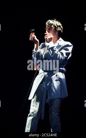 Jarvis Cocker chanteur principal de pâte au Glastonbury Festival 1998, digne Farm Somerset, Angleterre. Banque D'Images