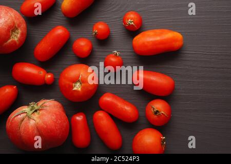 Tomates longues bio sur fond noir Banque D'Images