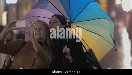 Deux filles font le selfie le jour de la pluie Banque D'Images