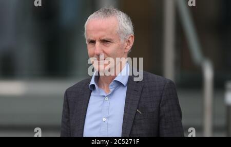 Green Party TD Ciaran Cuffe quittant le centre des congrès où le Dail se réunit aujourd'hui en raison des restrictions de Covid-19. Banque D'Images