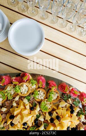 Vue de dessus de savoureux hors-d'œuvre sur une table en bois. Concept de fête d'été sur l'air frais avec la nourriture et les boissons Banque D'Images