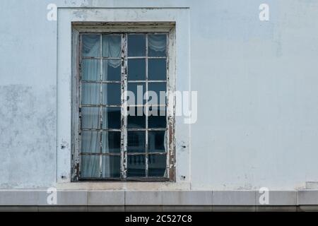 Vieille fenêtre créepy à la maison abandonnée. Banque D'Images